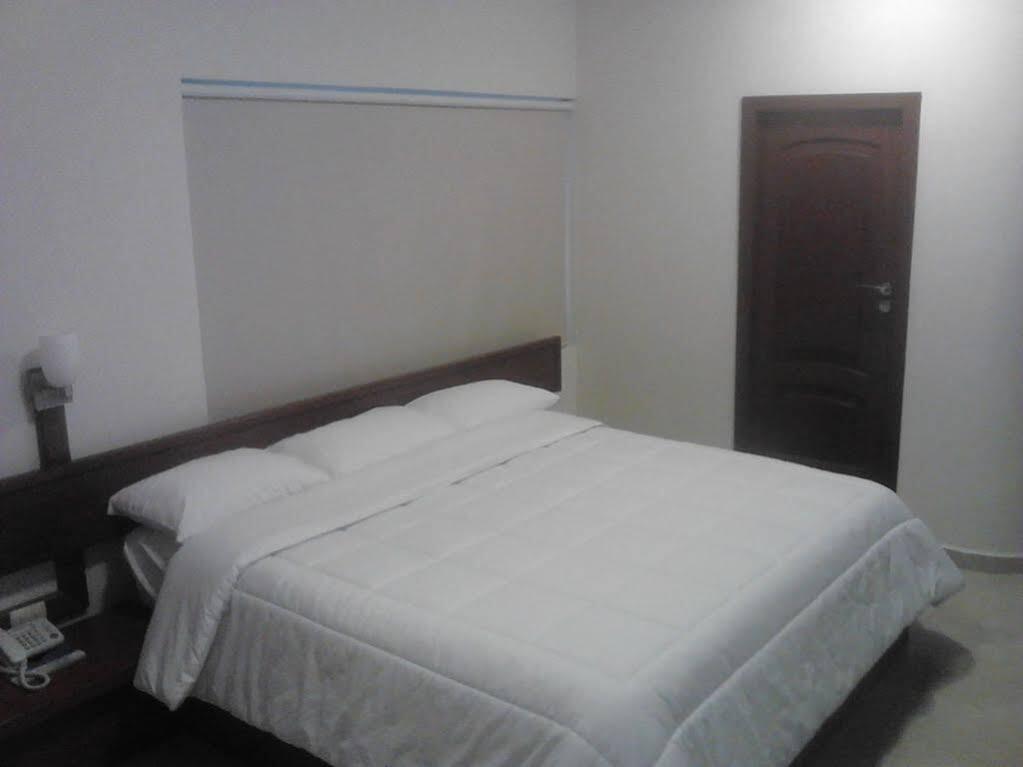 Monte Salerno Hotel & Suites Montemorelos Zewnętrze zdjęcie