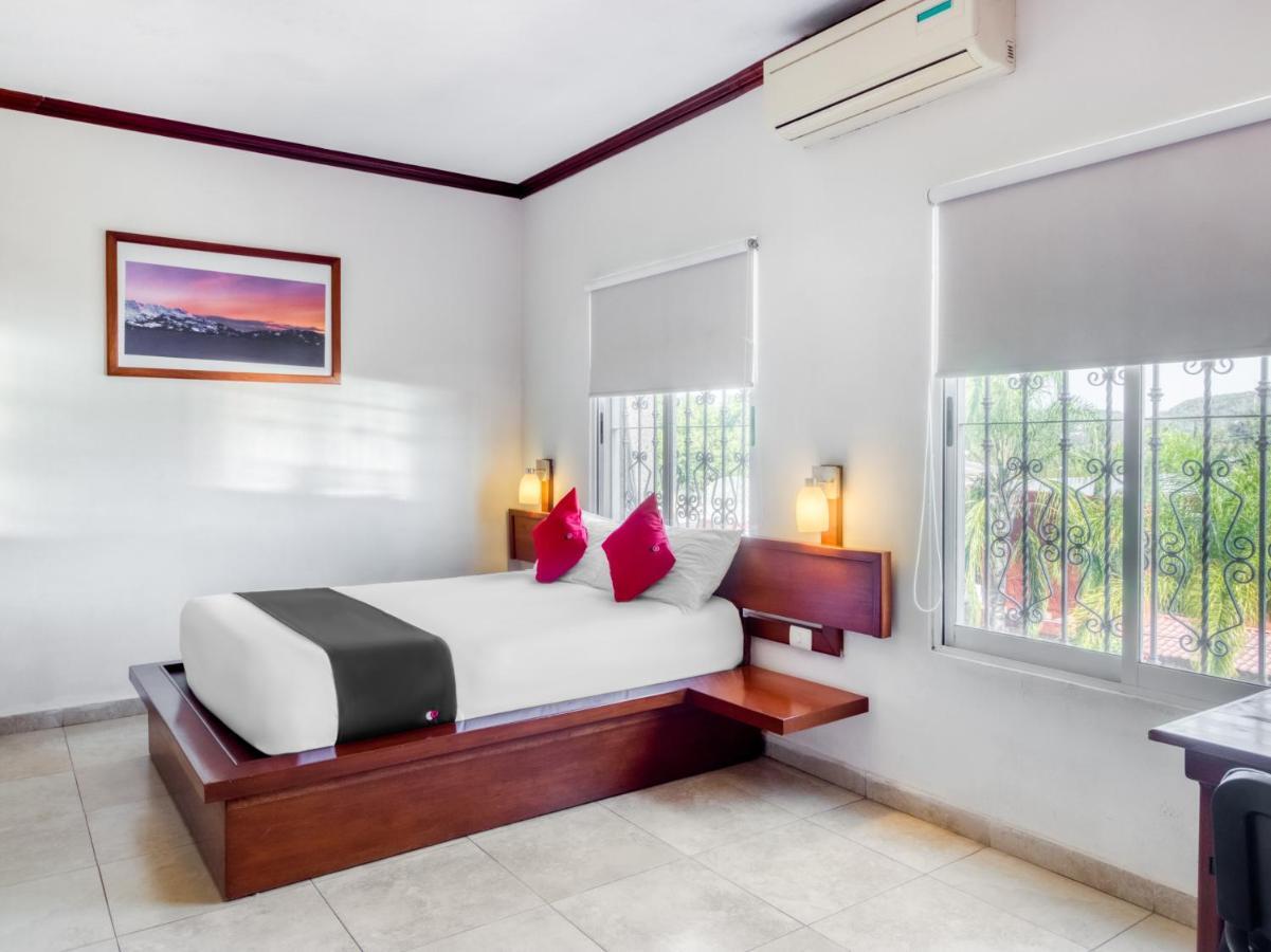 Monte Salerno Hotel & Suites Montemorelos Zewnętrze zdjęcie